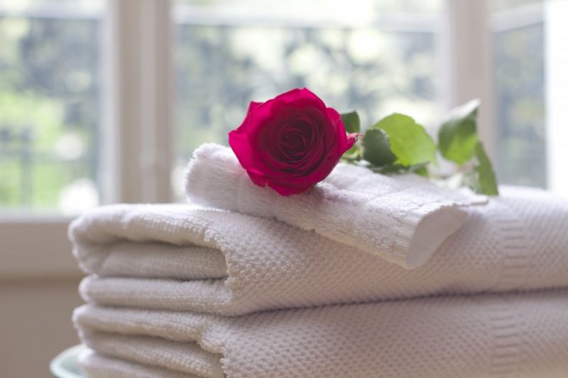 hotel-ROCBARON-min_towel_rose_clean_care_salon_spa_white_bath-731641